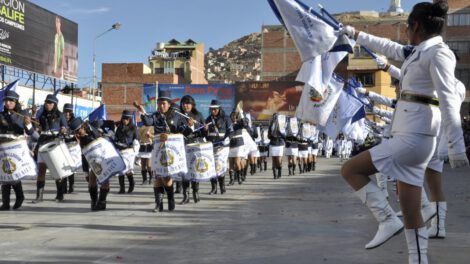 Desfiles cívicos escolares por el 6 de Agosto