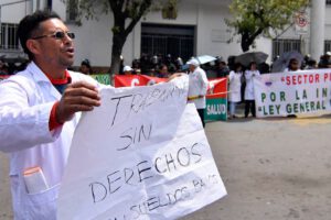 Médicos bloquean Cochabamba en demanda de un pliego petitorio