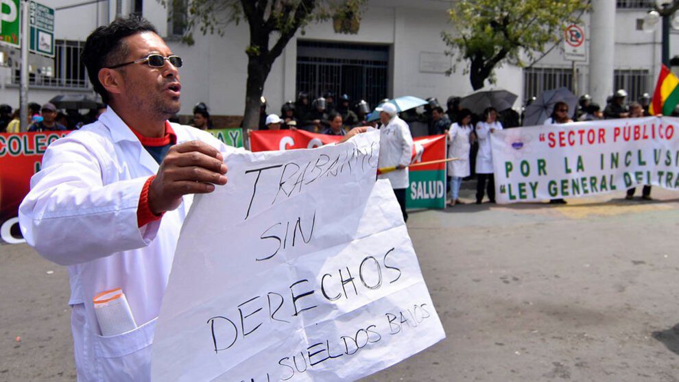 Médicos bloquean Cochabamba en demanda de un pliego petitorio