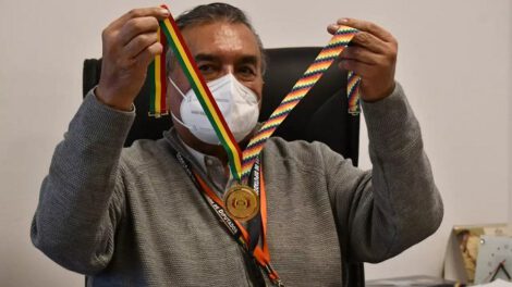 Medallas bañadas en oro que lucirán diputados titulares y suplentes
