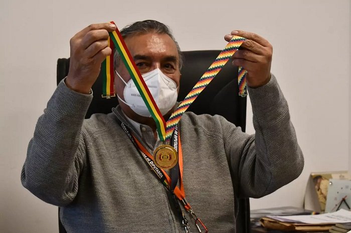 Medallas bañadas en oro que lucirán diputados titulares y suplentes