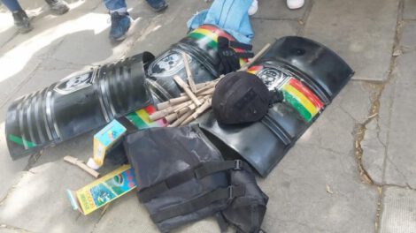 Escudos decomisados en la marcha del escudazo por la libertad