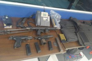 Proceso contra policía por portación de armas