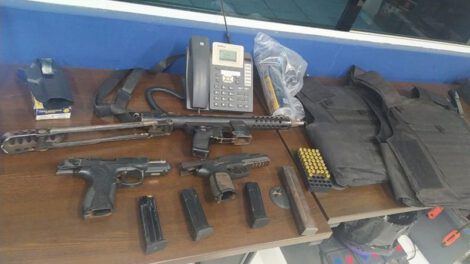 Proceso contra policía por portación de armas