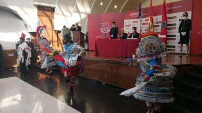 Alcalde de Montoir de Bretagne disfrutando de la danza de la Morenada