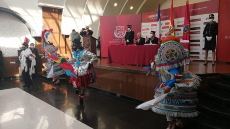 Alcalde de Montoir de Bretagne disfrutando de la danza de la Morenada