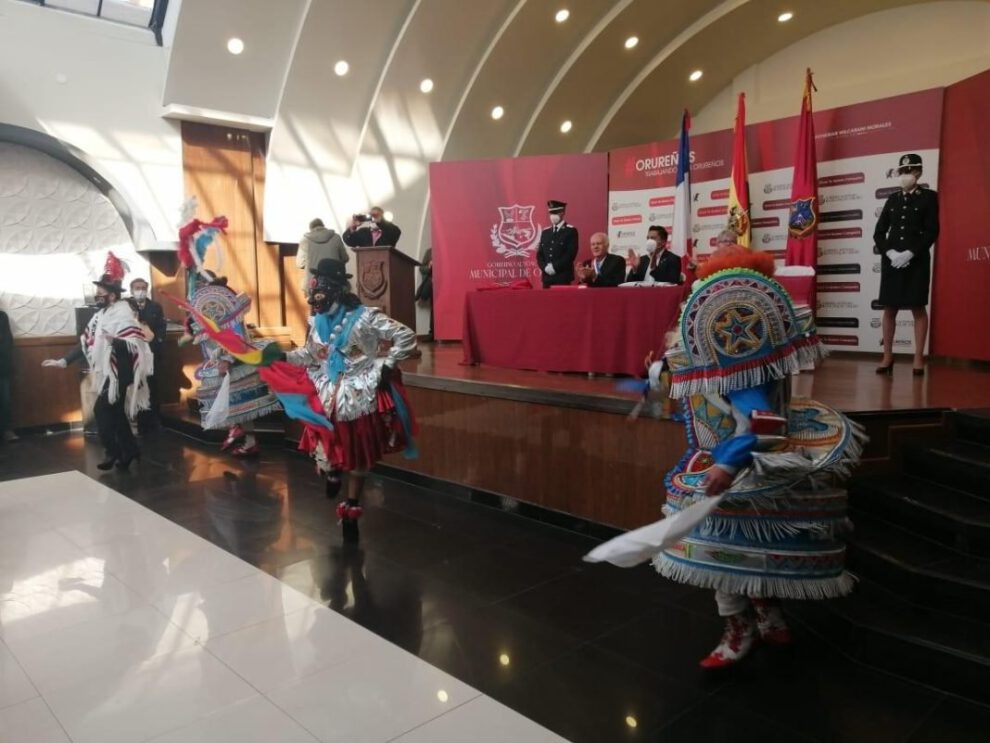 Alcalde de Montoir de Bretagne disfrutando de la danza de la Morenada