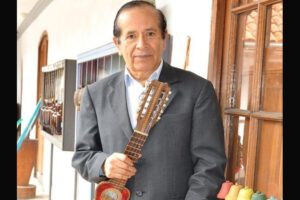 Fallece Ernesto Cavour, maestro del charango boliviano