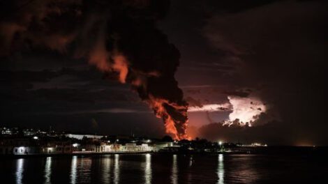 Incendio en Matanzas tras colapso de tanque de combustible