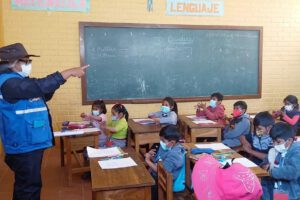 Niños durante clases en una unidad educativa de Oruro
