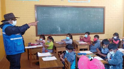 Niños durante clases en una unidad educativa de Oruro
