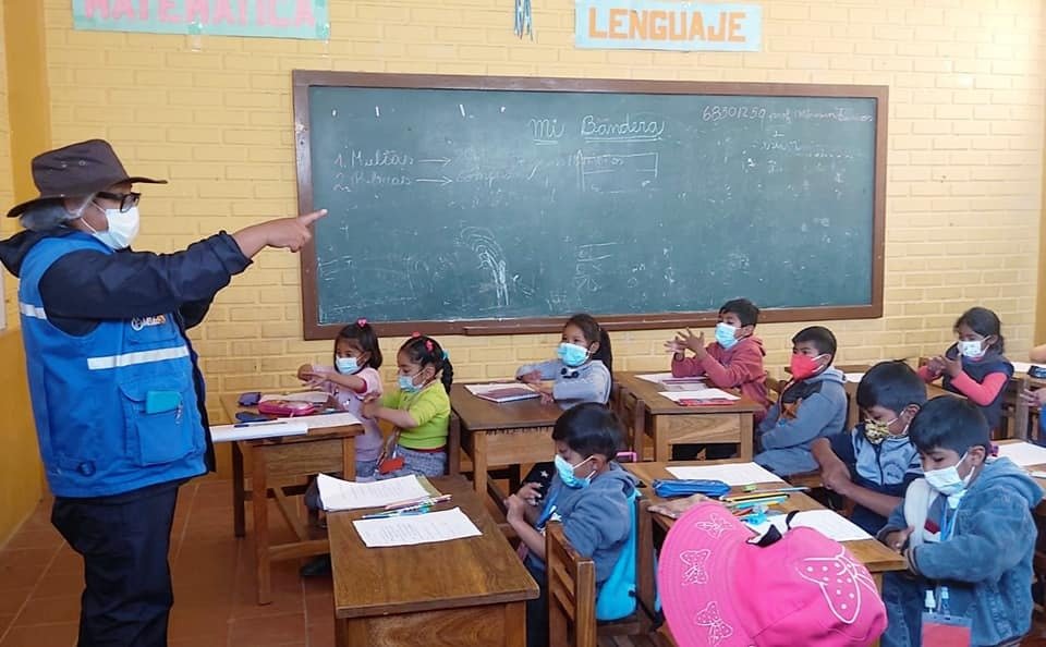 Niños durante clases en una unidad educativa de Oruro