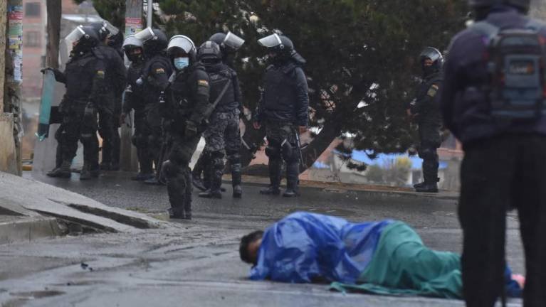 Enfrentamiento entre policías y cocaleros en La Paz