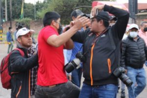 Agresión a fotoperiodistas durante protestas en Santa Cruz