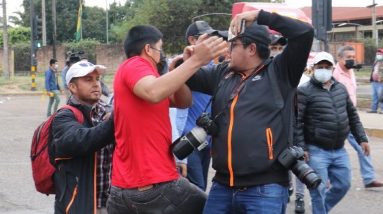 Agresión a fotoperiodistas durante protestas en Santa Cruz