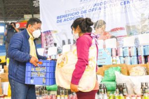 Beneficiaria recibiendo el subsidio prenatal y lactancia