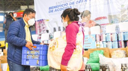 Beneficiaria recibiendo el subsidio prenatal y lactancia