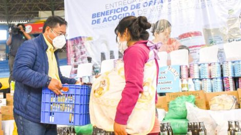 Beneficiaria recibiendo el subsidio prenatal y lactancia