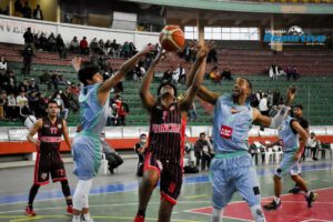 Pichincha ante San Simón en los playoffs de la Libobásquet