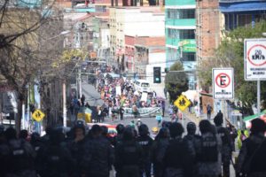 Indemnización a vecinos por daños en sus casas debido a enfrentamientos