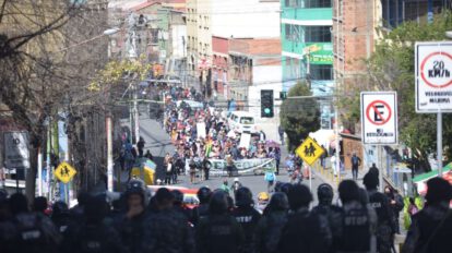 Indemnización a vecinos por daños en sus casas debido a enfrentamientos