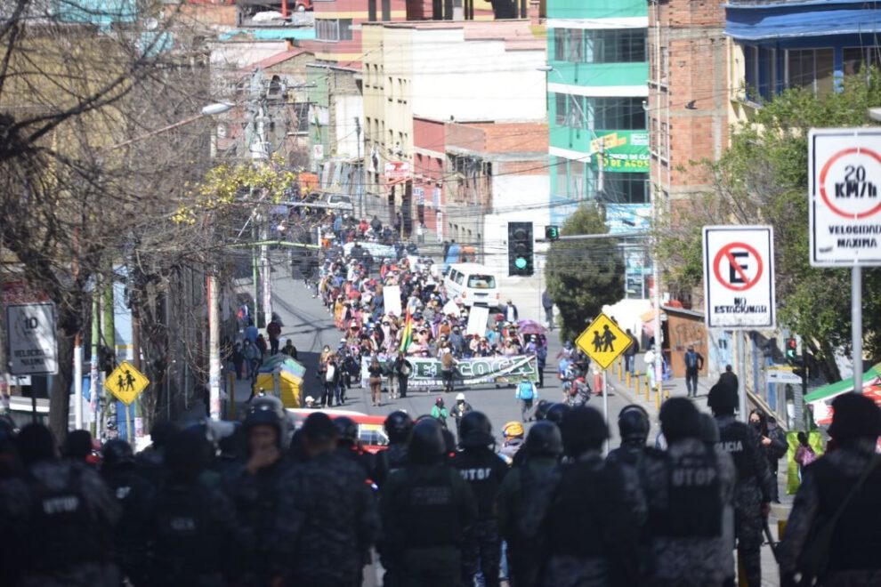 Indemnización a vecinos por daños en sus casas debido a enfrentamientos