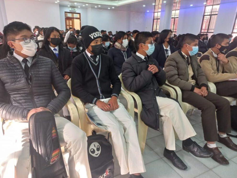 Estudiantes de secundaria se reúnen para escoger nuevo comité estudiantil