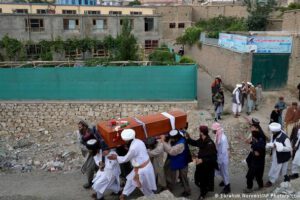 Explosión en mezquita de Kabul durante la oración vespertina