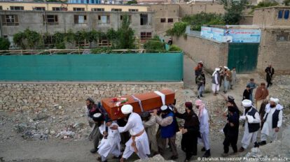 Explosión en mezquita de Kabul durante la oración vespertina