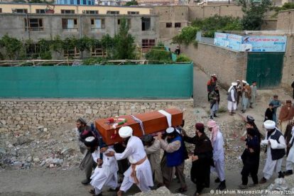 Explosión en mezquita de Kabul durante la oración vespertina