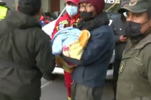 Efectivos de la Policía con el bebé Alex