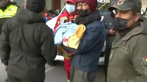 Efectivos de la Policía con el bebé Alex