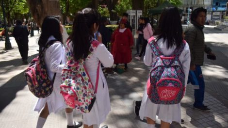 Estudiantes escolares por inmediaciones de la Plaza 10 de Febrero