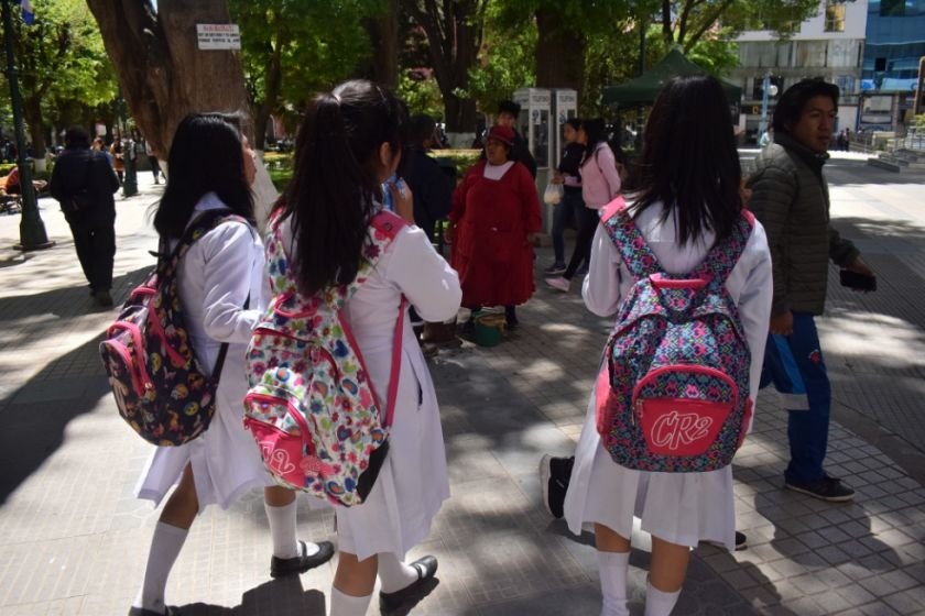 Estudiantes escolares por inmediaciones de la Plaza 10 de Febrero