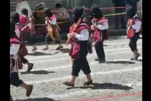 Defensoría investiga desfile con niños que llevaban armas de juguete
