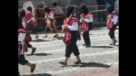 Defensoría investiga desfile con niños que llevaban armas de juguete