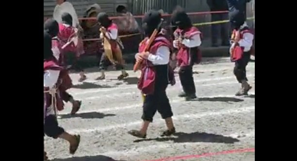 Defensoría investiga desfile con niños que llevaban armas de juguete