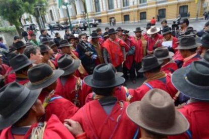 Integrantes de los Ponchos Rojos reunidos en la Sede de Gobierno