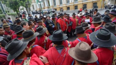 Integrantes de los Ponchos Rojos reunidos en la Sede de Gobierno