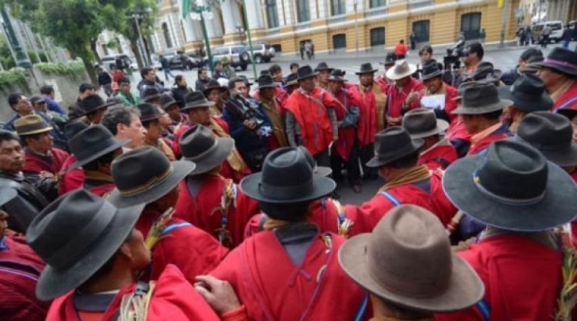 Integrantes de los Ponchos Rojos reunidos en la Sede de Gobierno