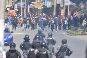 Cocaleros de La Paz enfrentan a la Policía Boliviana en Villa El Carmen