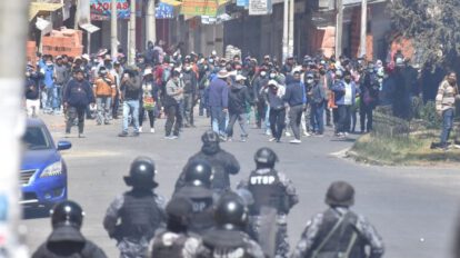 Cocaleros de La Paz enfrentan a la Policía Boliviana en Villa El Carmen