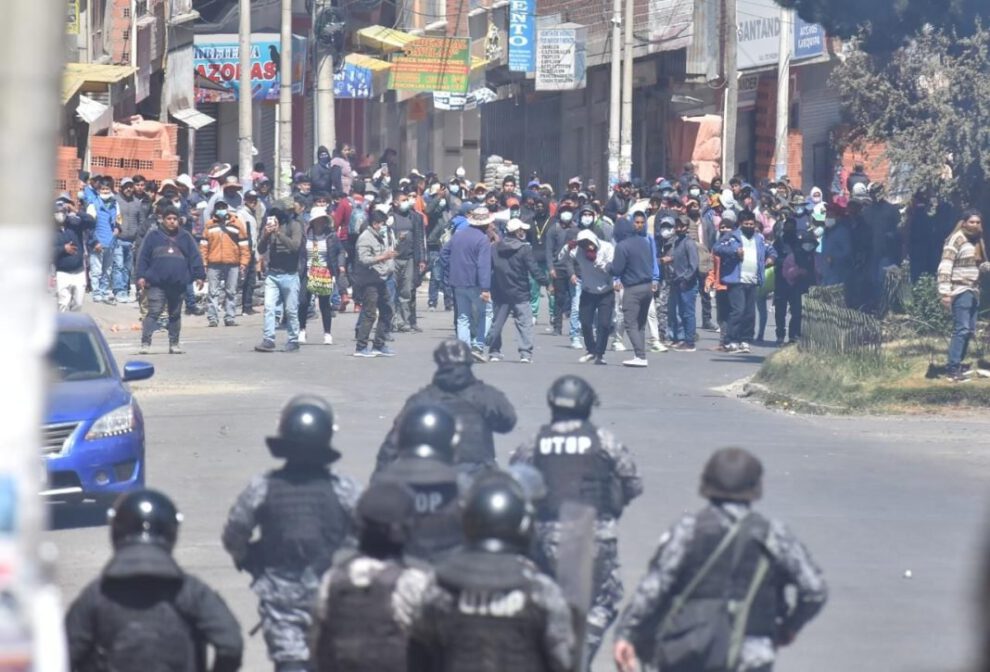 Cocaleros de La Paz enfrentan a la Policía Boliviana en Villa El Carmen