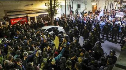 Tensión en manifestaciones frente a la casa de Cristina Fernández de Kirchner