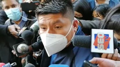 Marcha en defensa del Gobierno liderada por el senador Loza