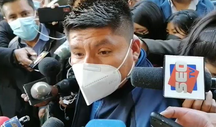 Marcha en defensa del Gobierno liderada por el senador Loza