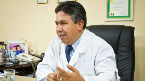 Luis Larrea denuncia presión a médicos para asistir a marcha