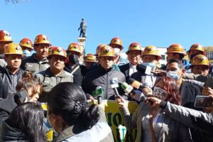 Mineros Auríferos se pronuncian en plaza Murillo