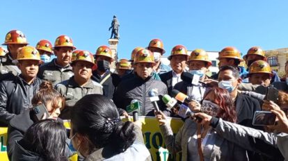 Mineros Auríferos se pronuncian en plaza Murillo