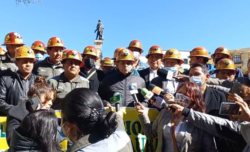 Mineros Auríferos se pronuncian en plaza Murillo